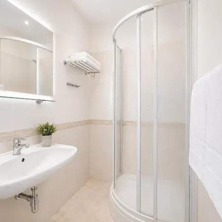 Uno Hotel 4*